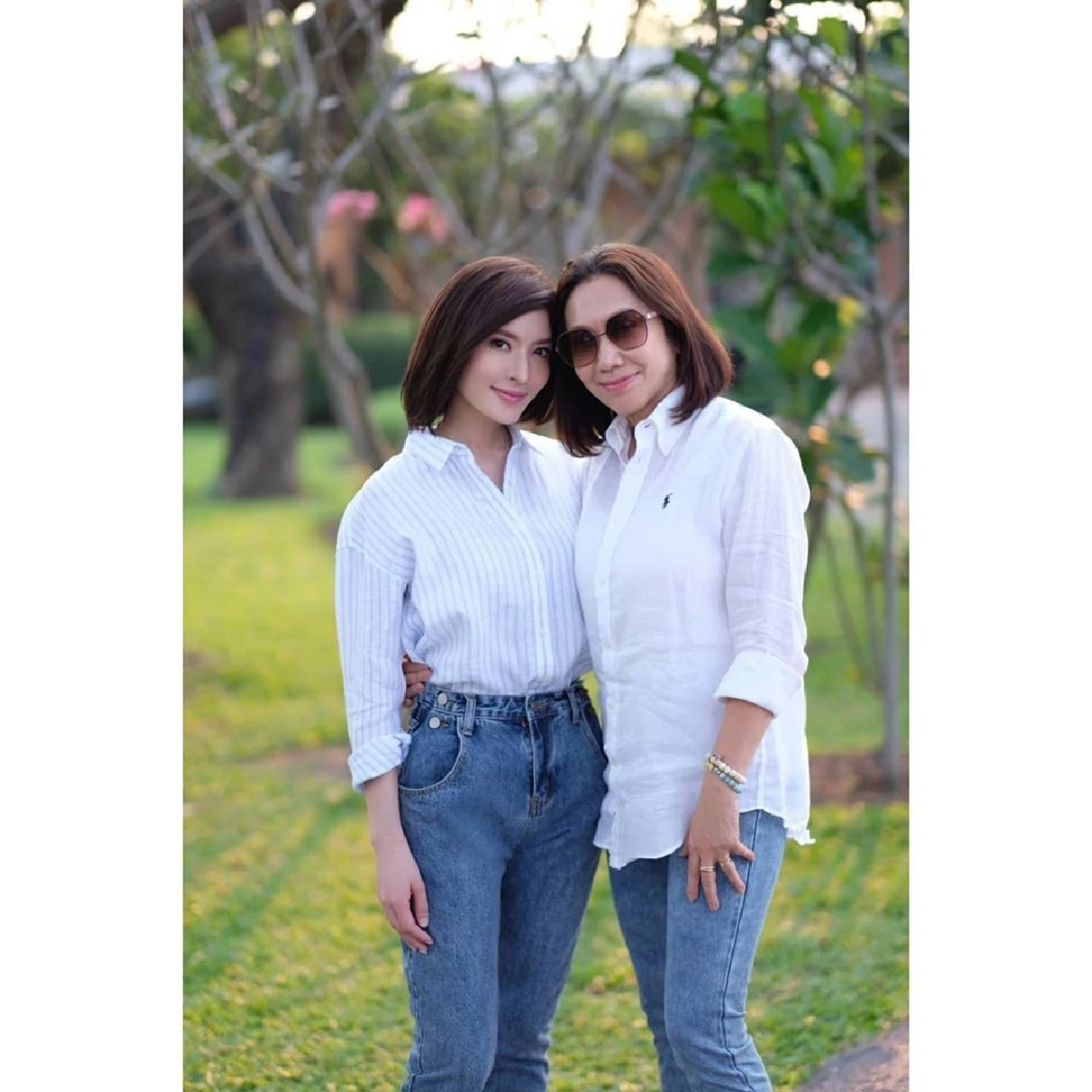 สวยแพ็คคู่! แอฟ ทักษอร เผยภาพคู่ คุณแม่วัจฉสา ในวันที่มาเยี่ยมกองถ่าย 