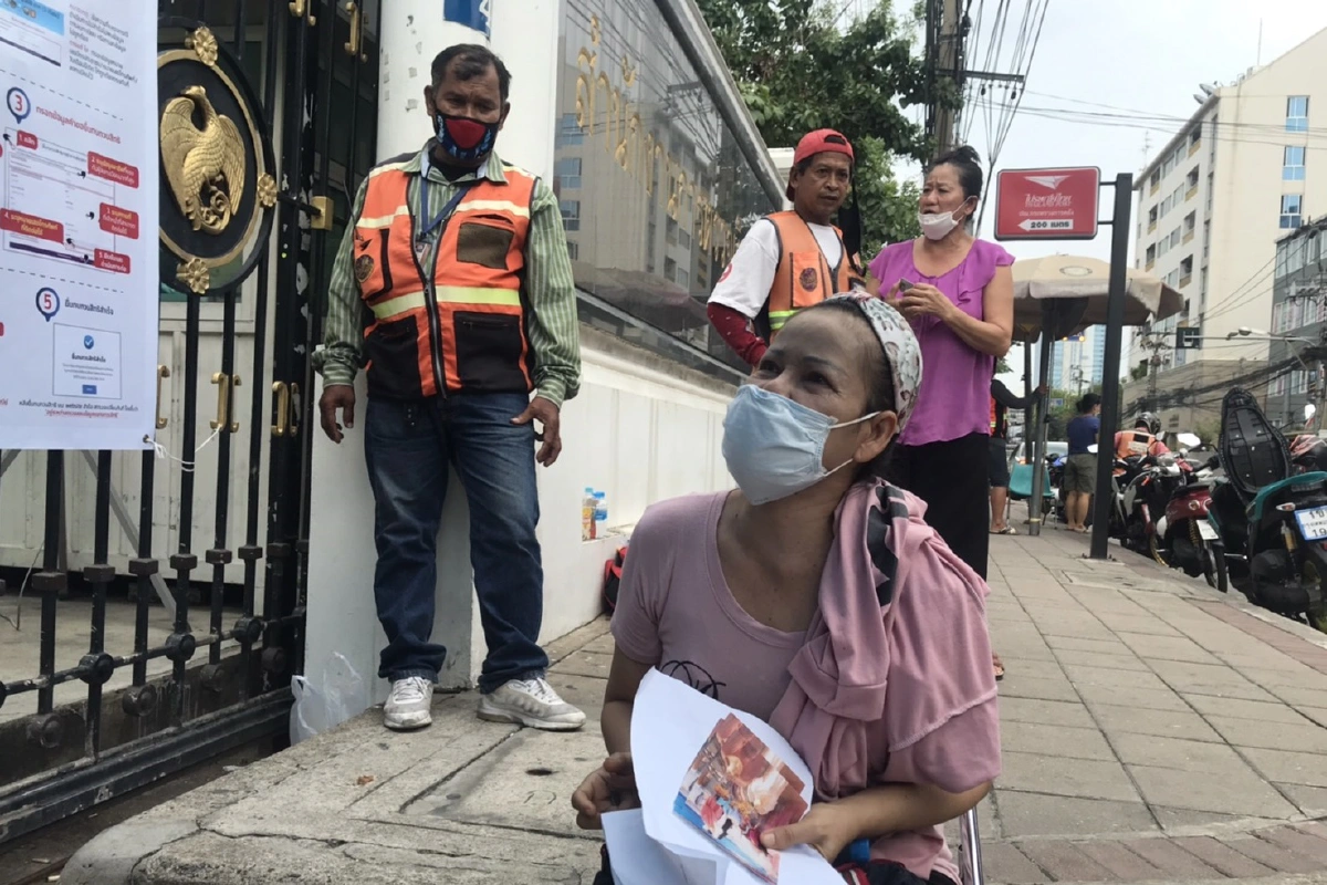 ป้านอนขวางคลังรอรับเงิน5พัน