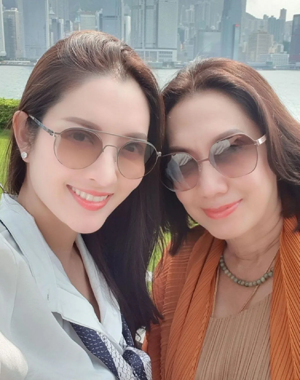 สวยแพ็คคู่! แอฟ ทักษอร เผยภาพคู่ คุณแม่วัจฉสา ในวันที่มาเยี่ยมกองถ่าย 