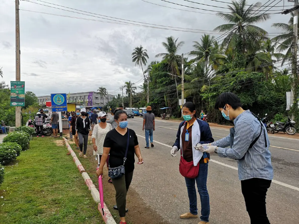 ฮือฮา! 7 โมงเช้ามาวางรองเท้าจองคิวรับบัตรแจกข้าวสารตอน 4 โมงเย็น