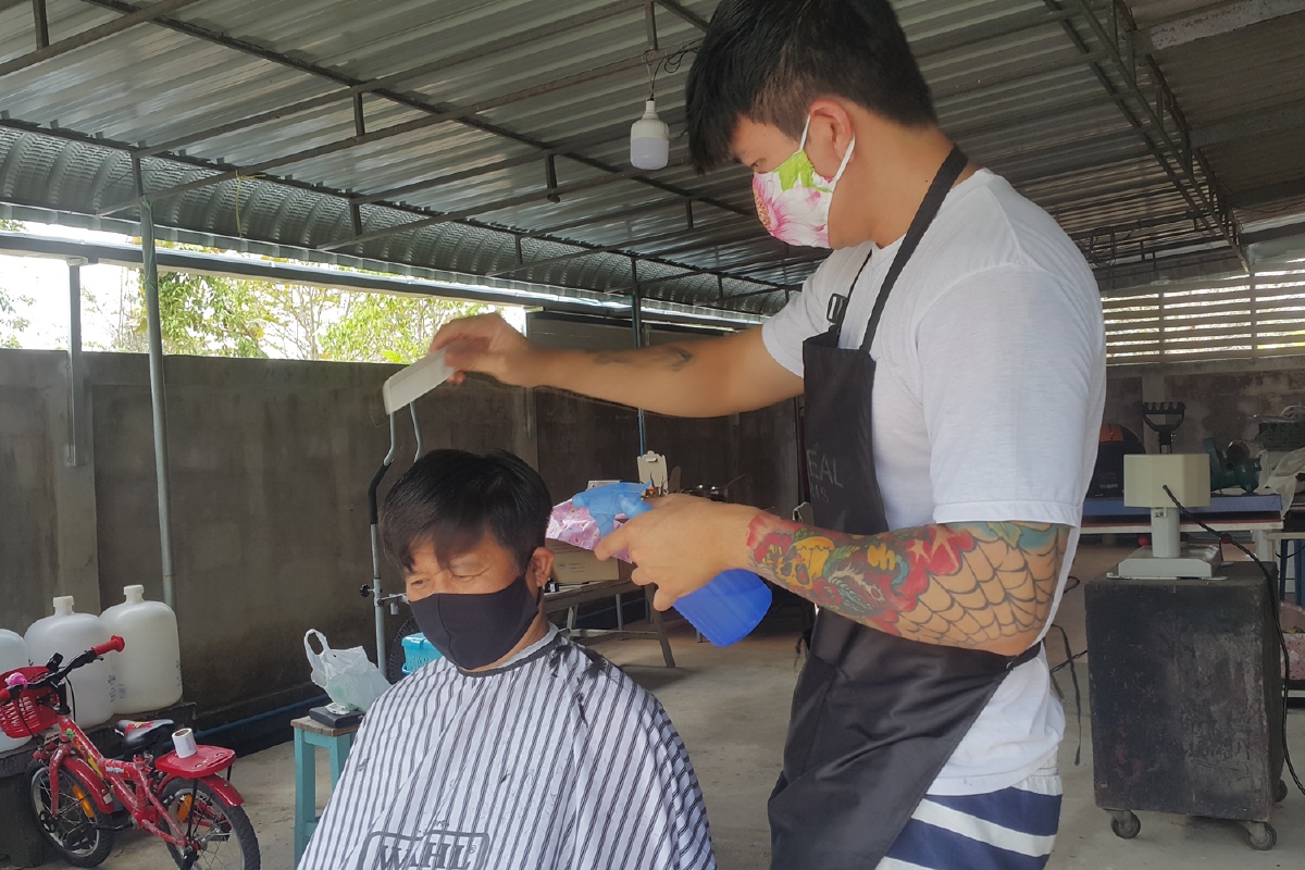 หนุ่มขายของตลาดนัดหันมารับจ้างตัดผมให้บริการถึงบ้าน หนุ่มขายของตลาดนัดหันมารับจ้างตัดผมให้บริการถึงบ้าน