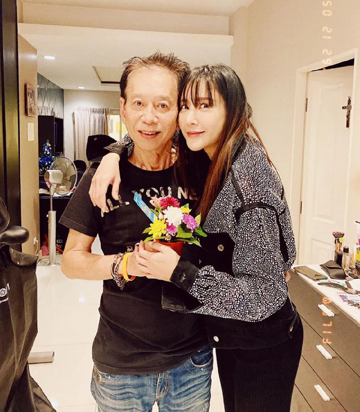 แตงโม นิดา เผยโมเมนต์อบอุ่น ก้มกราบเท้า คุณพ่อโสภณ ในวันเกิด