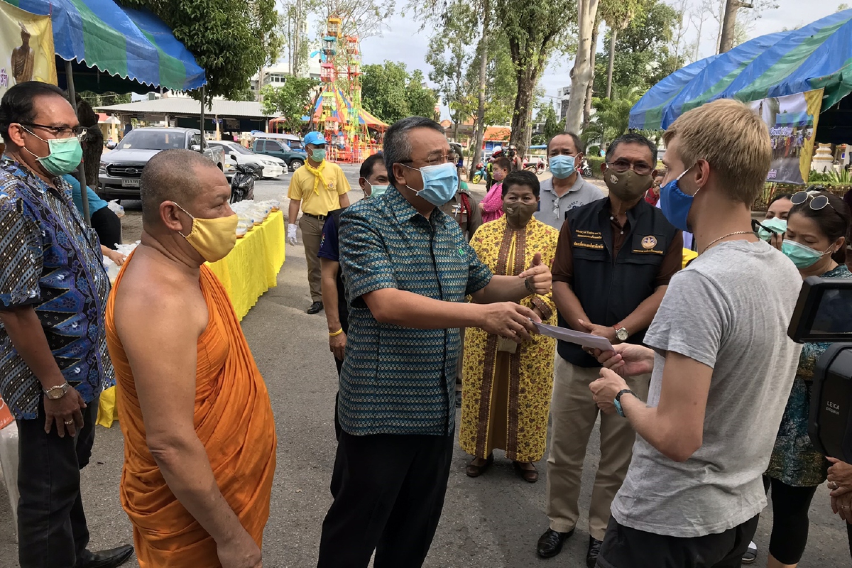 โควิด-19 : ผู้ว่าฯสุราษฎร์ฯรุดเยี่ยมหนุ่มรัสเซียอาศัยวัดอยู่ชั่วคราวกลับประเทศไม่ได้ โควิด-19 : ผู้ว่าฯสุราษฎร์ฯรุดเยี่ยมหนุ่มรัสเซียอาศัยวัดอยู่ชั่วคราวกลับประเทศไม่ได้