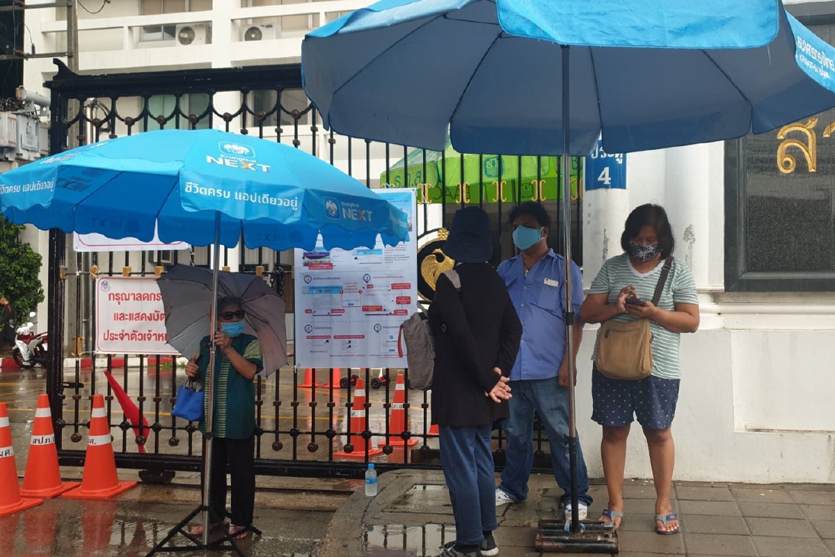 คนอกหักไม่ถอยฝ่าแดด-ฝนทวง5พัน คนอกหักไม่ถอยฝ่าแดด-ฝนทวง5พัน
