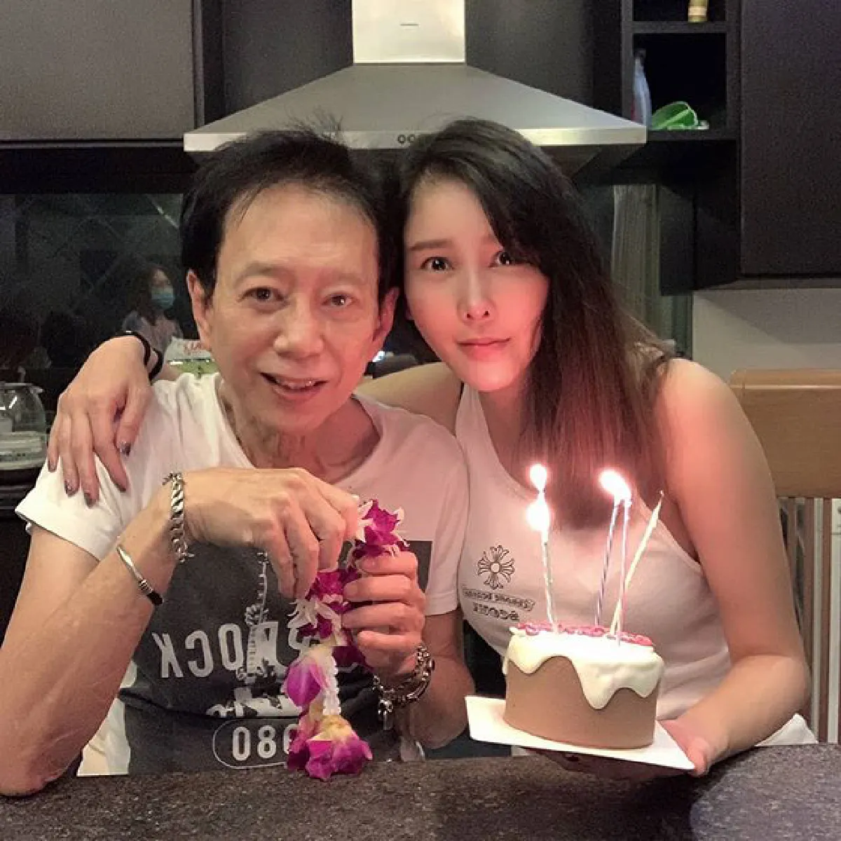 แตงโม นิดา เผยโมเมนต์อบอุ่น ก้มกราบเท้า คุณพ่อโสภณ ในวันเกิด