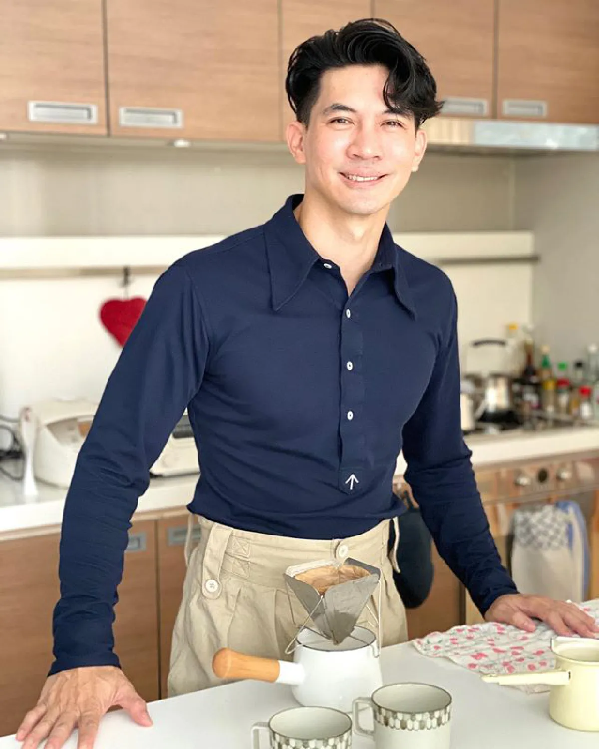 เคน ธีรเดช กับชุดทำกาแฟอยู่บ้าน หล่อเนี๊ยบจนคนอดแซวไม่ได้ (คลิป)