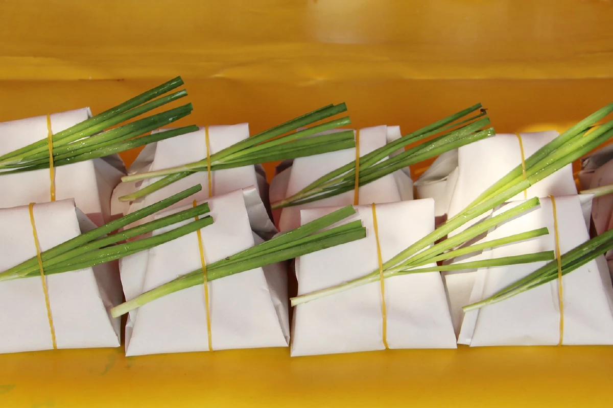 โควิด-19: ตายายขายผัดไทยห่อละ5บาทช่วยคนตกงาน