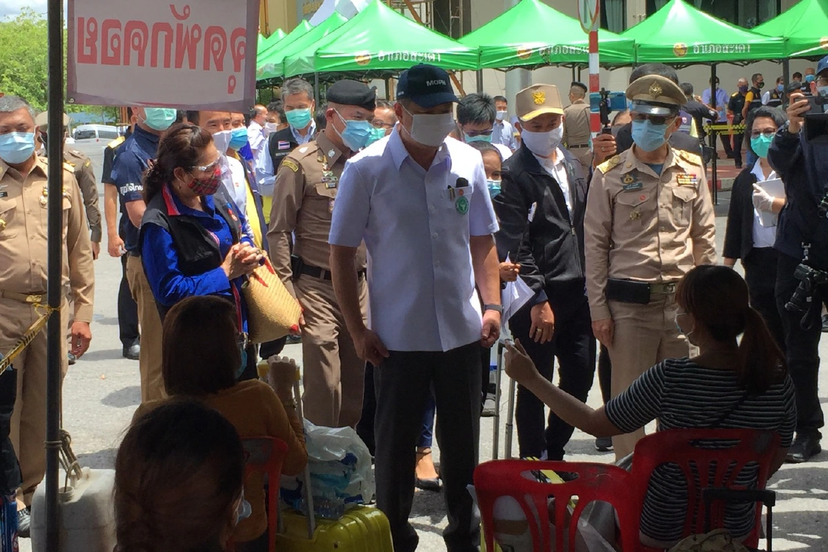 อนุทินควงบิ๊กอู๊ดรุดดูอาการ42แรงงานต่างด้าวติดเชื้อโควิด-19