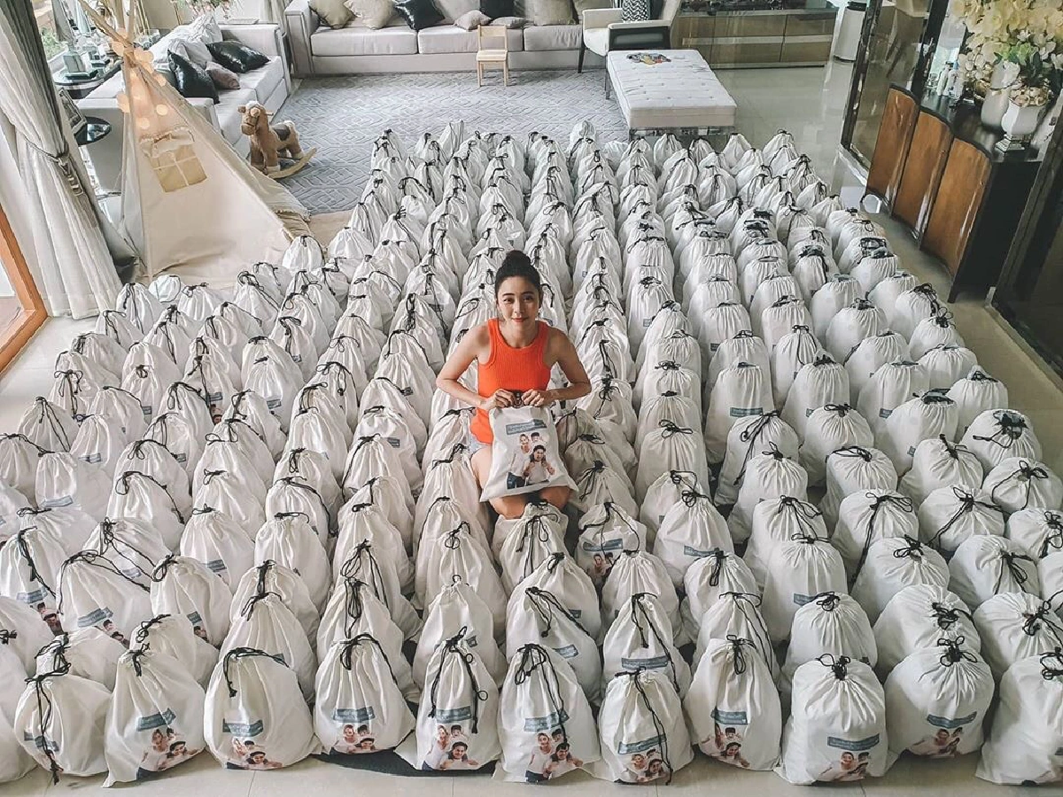 คนไทยไม่ทิ้งกัน! นิวเคลียร์-เพชรจ้า แพ็กถุงยังชีพแจกแม่ลูกอ่อนที่ลำบาก