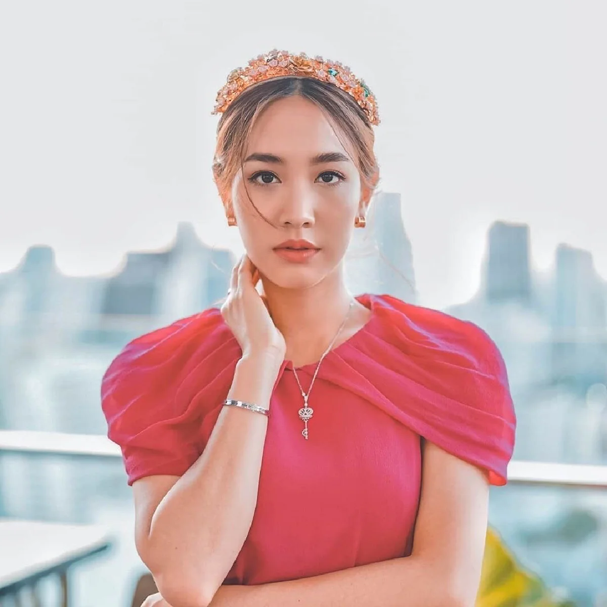 มิน พีชญา ยิ้มไม่หุบ! โอ๊ต พิทักษ์ หอบดอกไม้ช่อใหญ่เซอร์ไพรส์วันเกิดถึงบ้าน (คลิป)