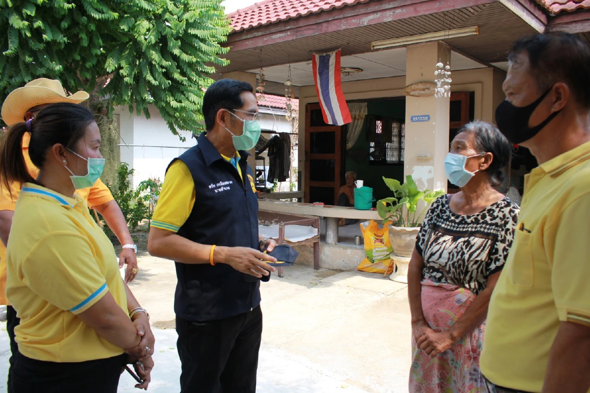 นายอำเภอท่าม่วงลงพื้นที่ช่วยชาวบ้านรับผิดกระทบโควิด-19