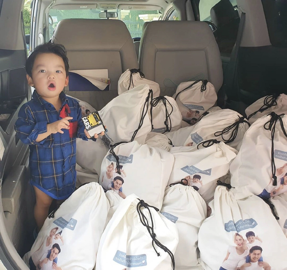 คนไทยไม่ทิ้งกัน! นิวเคลียร์-เพชรจ้า แพ็กถุงยังชีพแจกแม่ลูกอ่อนที่ลำบาก