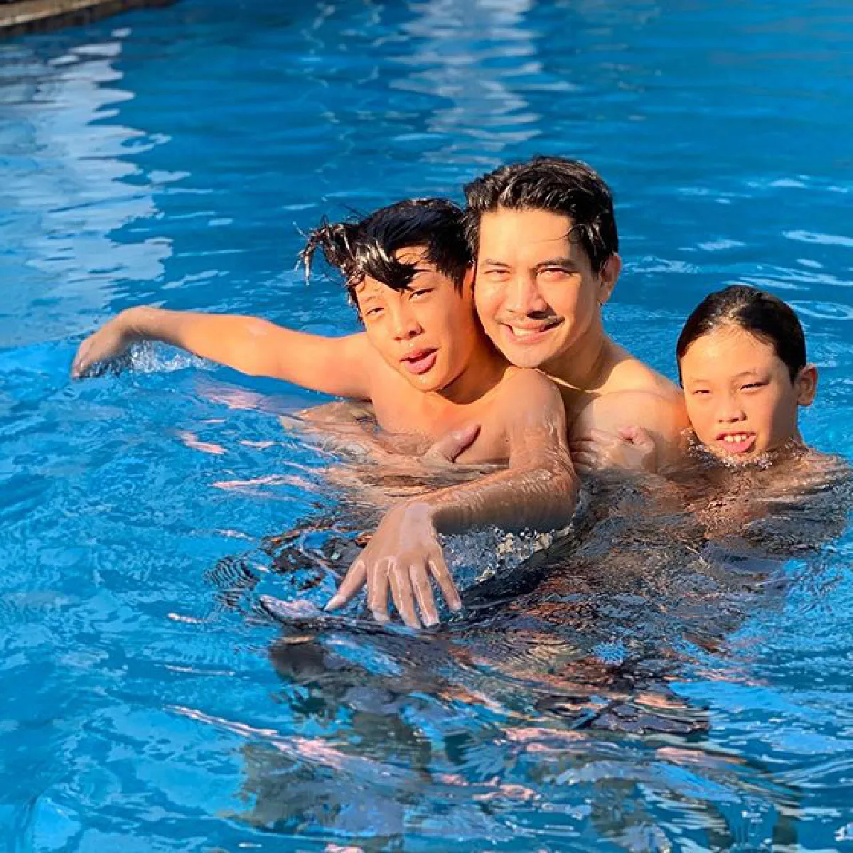 เคน ธีรเดช กับชุดทำกาแฟอยู่บ้าน หล่อเนี๊ยบจนคนอดแซวไม่ได้ (คลิป)