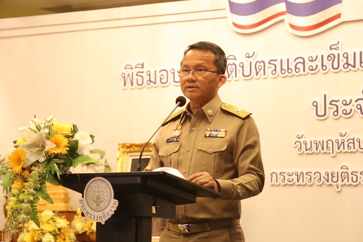 สมศักดิ์มอบรางวัลข้าราชการดีเด่นขอช่วยสร้างองค์กรเพื่อสังคม สมศักดิ์มอบรางวัลข้าราชการดีเด่นขอช่วยสร้างองค์กรเพื่อสังคม