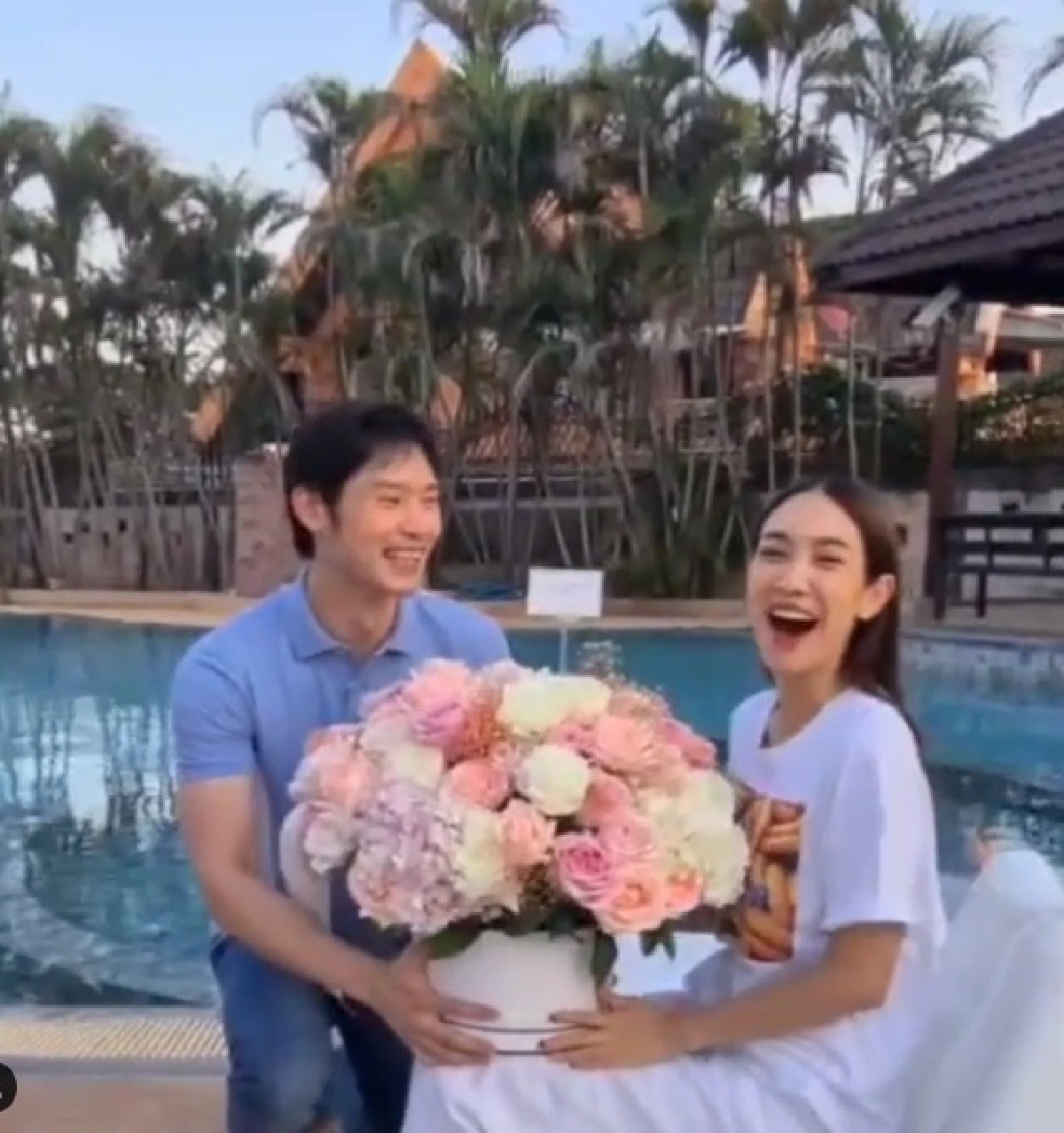 มิน พีชญา ยิ้มไม่หุบ! โอ๊ต พิทักษ์ หอบดอกไม้ช่อใหญ่เซอร์ไพรส์วันเกิดถึงบ้าน (คลิป)