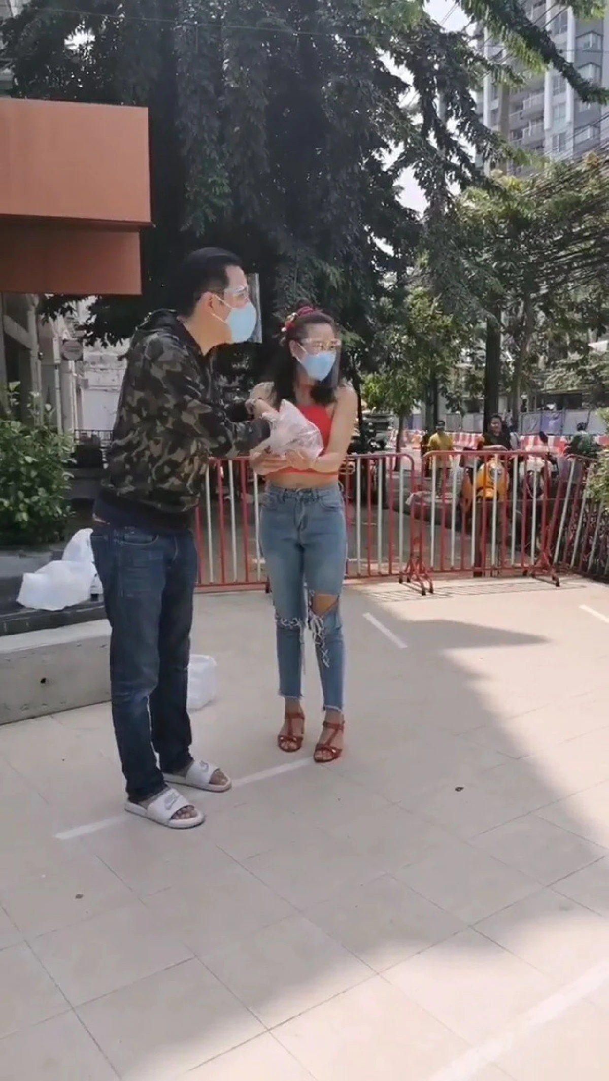 ศรราม เข้าครัวทำไข่เจียว 30 ชุดแจกคนเดือดร้อน ทำน้อยทำด้วยใจตามกำลังที่มี