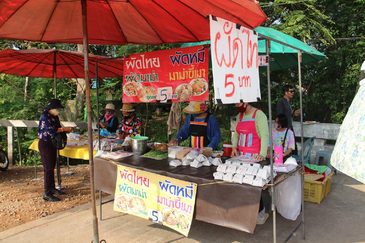 โควิด-19: ตายายขายผัดไทยห่อละ5บาทช่วยคนตกงาน โควิด-19: ตายายขายผัดไทยห่อละ5บาทช่วยคนตกงาน