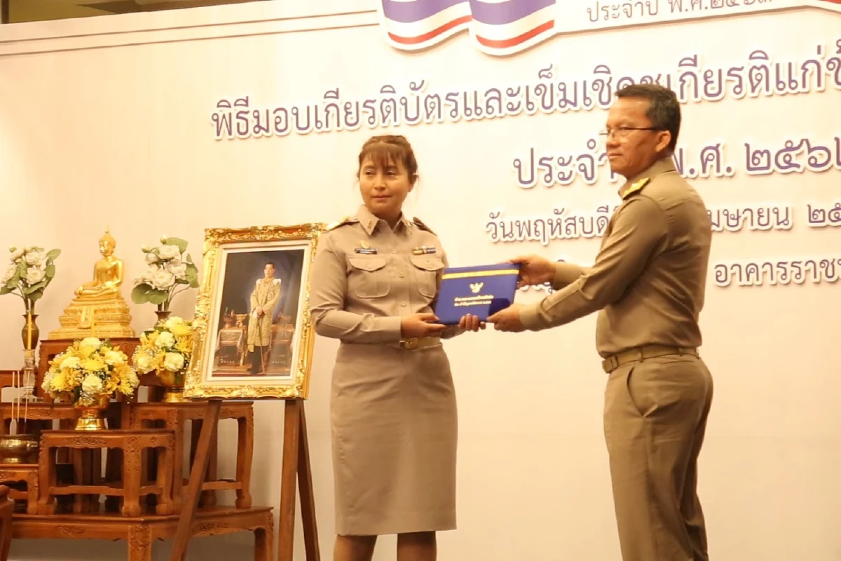 สมศักดิ์มอบรางวัลข้าราชการดีเด่นขอช่วยสร้างองค์กรเพื่อสังคม