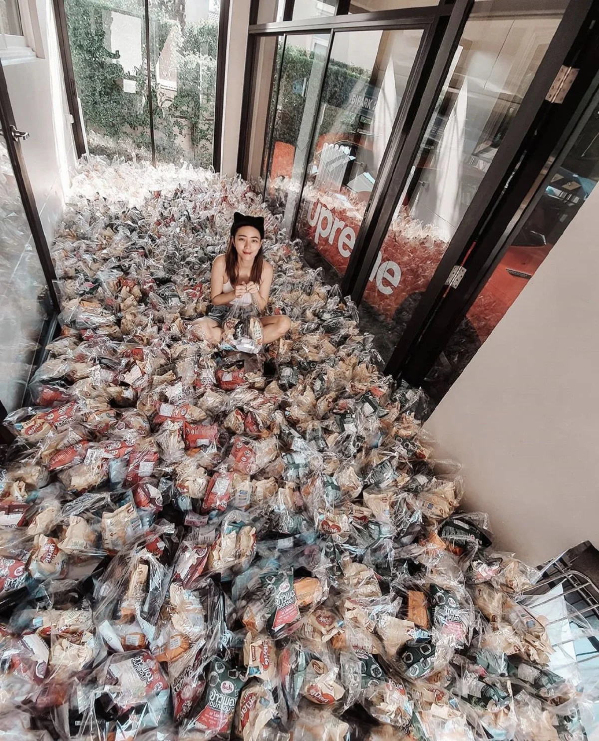 คนไทยไม่ทิ้งกัน! นิวเคลียร์-เพชรจ้า แพ็กถุงยังชีพแจกแม่ลูกอ่อนที่ลำบาก