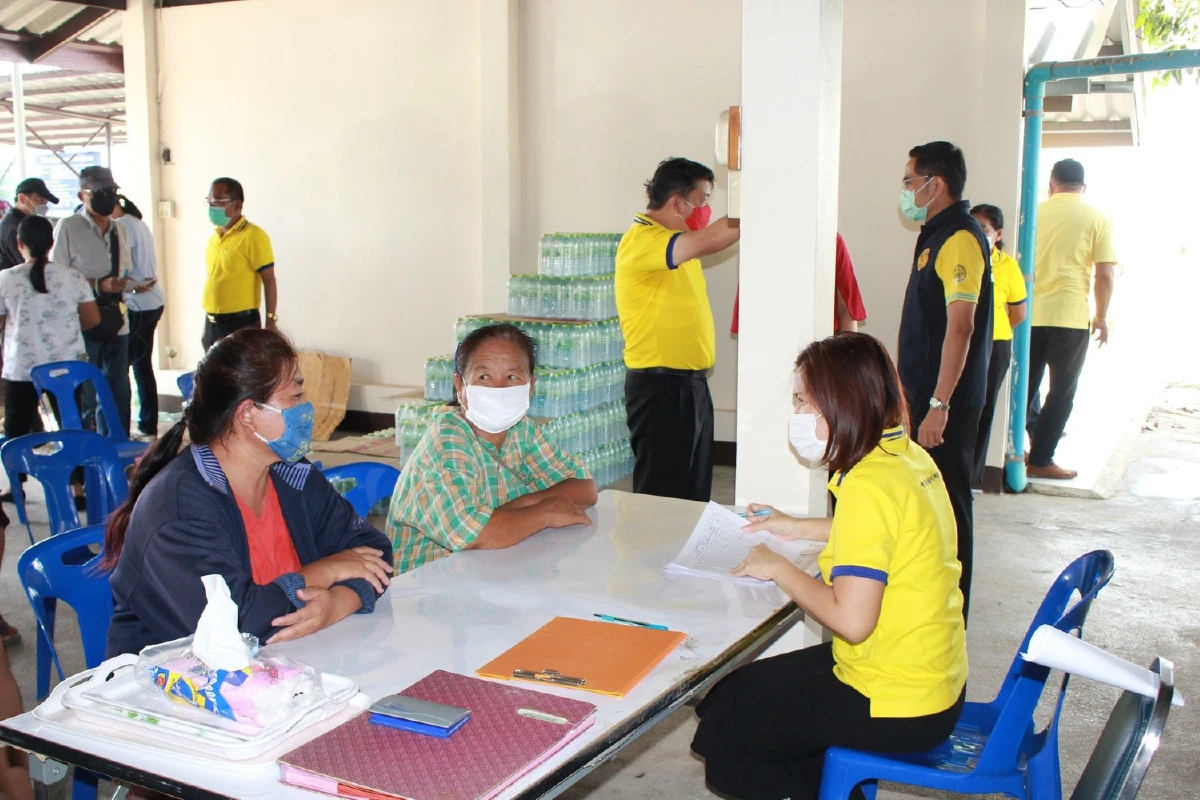 นายอำเภอท่าม่วงลงพื้นที่ช่วยชาวบ้านรับผิดกระทบโควิด-19