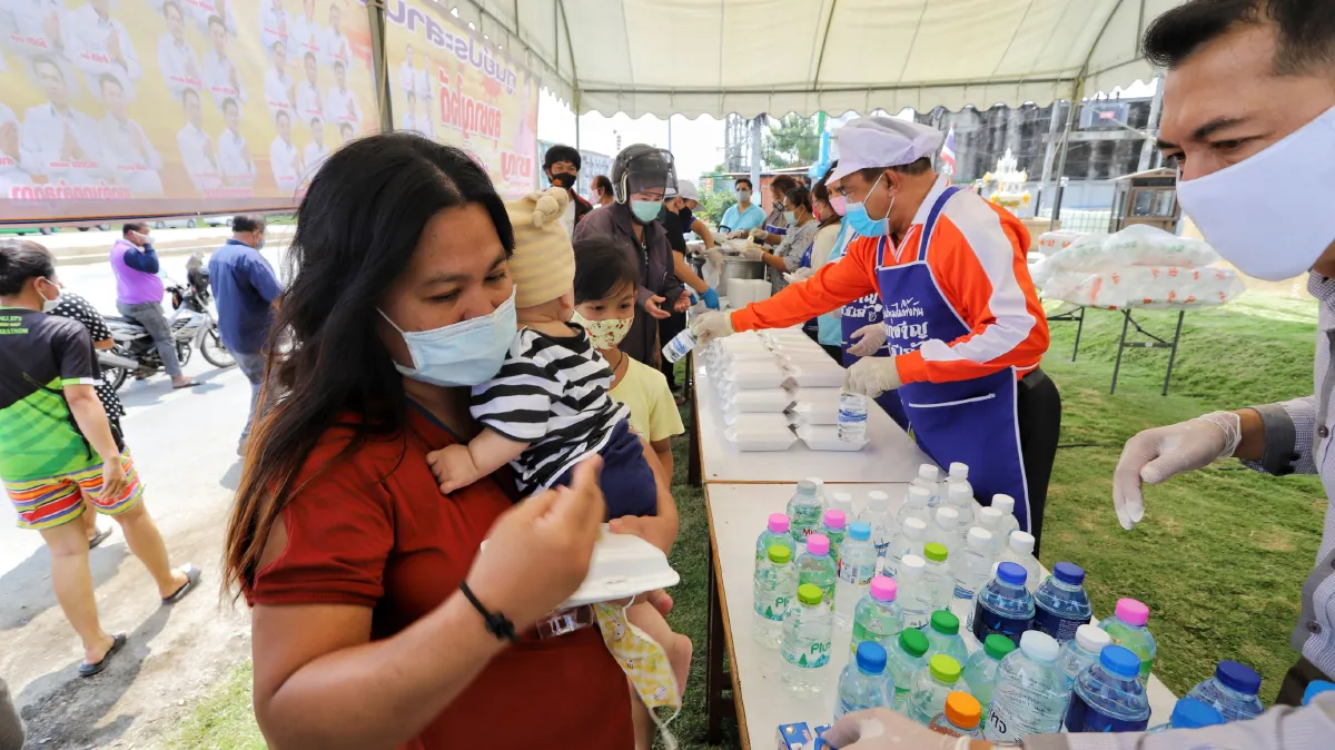 อบจ.ปทุมฯตั้งโรงครัวทำอาหารอร่อยแจกบรรเทาวิกฤตโควิด-19