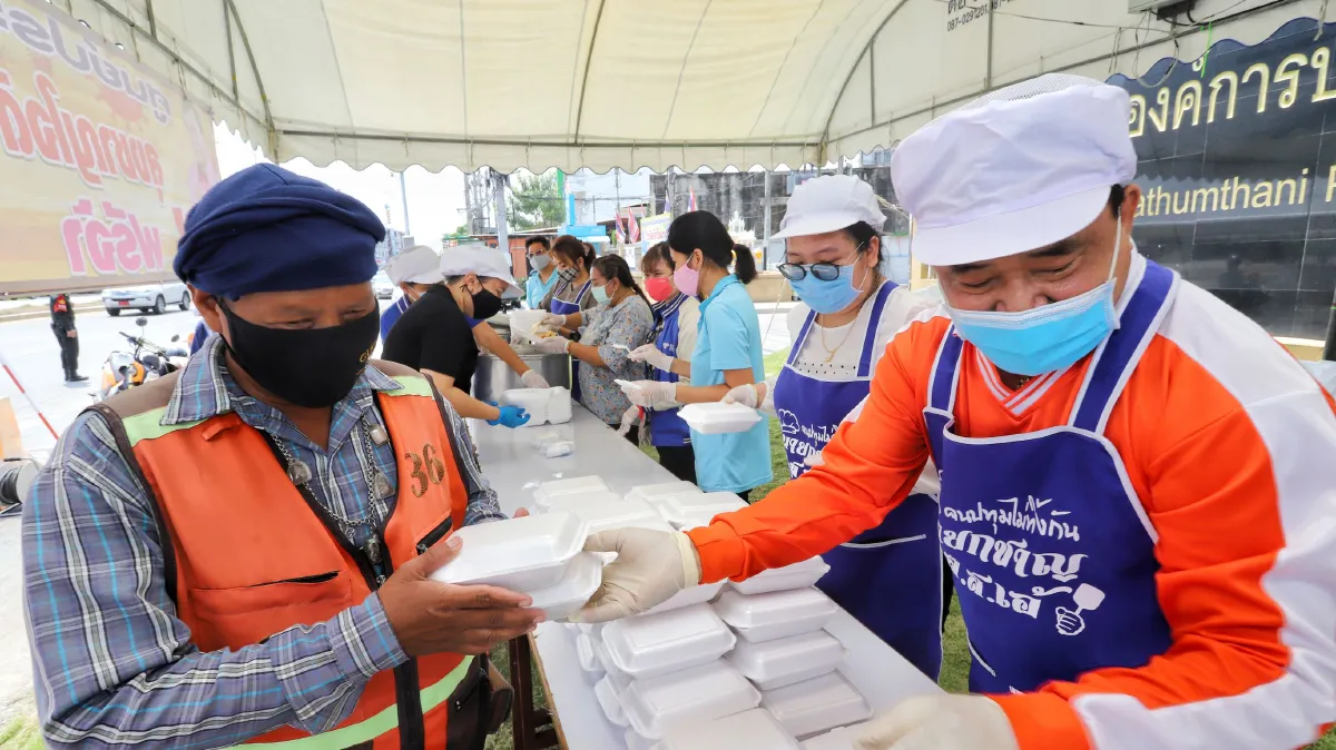 อบจ.ปทุมฯตั้งโรงครัวทำอาหารอร่อยแจกบรรเทาวิกฤตโควิด-19