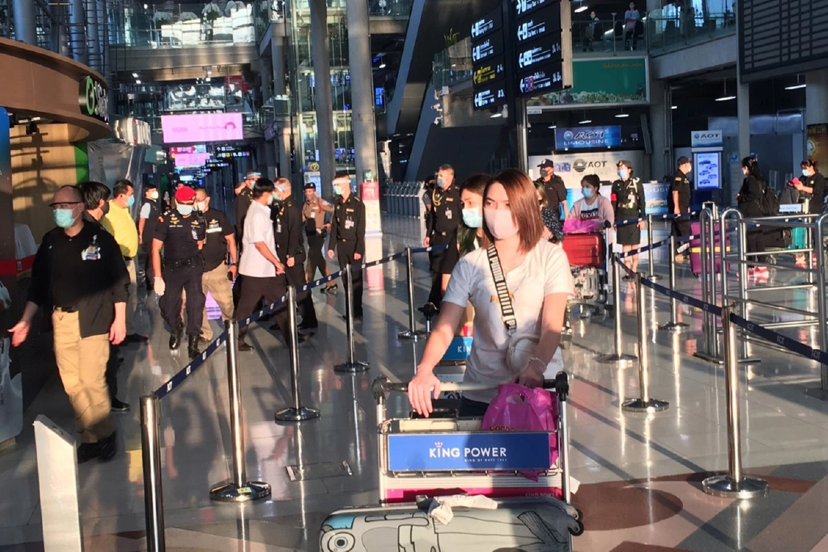 165คนไทยกลับจากสิงคโปร์พบไข้สูง3รายส่งกักตัวตามมาตรการคุมโควิด-19 