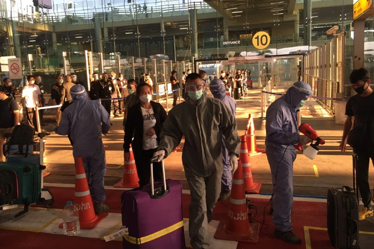 165คนไทยกลับจากสิงคโปร์พบไข้สูง3รายส่งกักตัวตามมาตรการคุมโควิด-19 