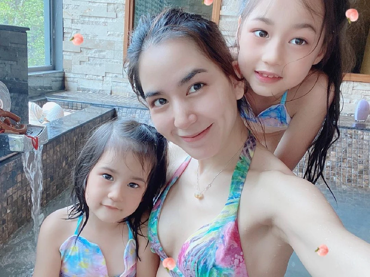 พลอย ชิดจันทร์ ปล่อยภาพเซ็ตชุดว่ายน้ำ คุณแม่ลูกสี่ที่เซ็กซี่หุ่นเป๊ะเวอร์