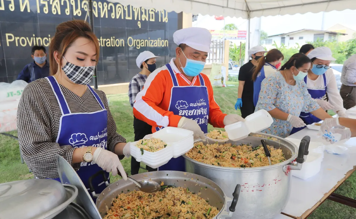 อบจ.ปทุมฯตั้งโรงครัวทำอาหารอร่อยแจกบรรเทาวิกฤตโควิด-19