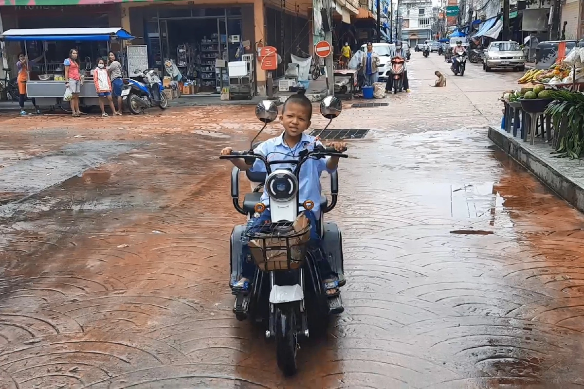 เด็กผมจุกยอดกตัญญูขอบคุณนายกฯสร้างโรงเพาะเห็ดเลี้ยงคุณย่า-คุณทวด