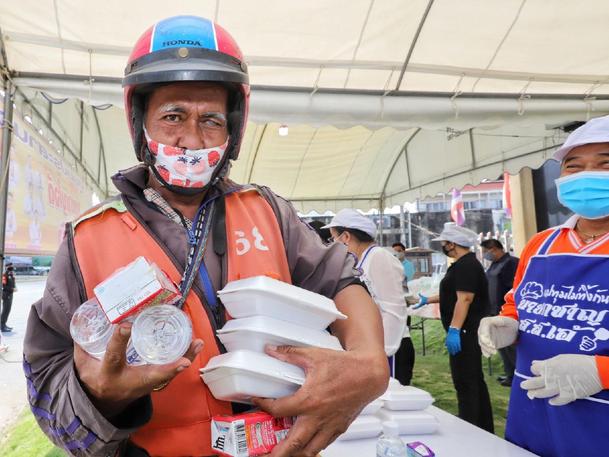 อบจ.ปทุมฯตั้งโรงครัวทำอาหารอร่อยแจกบรรเทาวิกฤตโควิด-19 อบจ.ปทุมฯตั้งโรงครัวทำอาหารอร่อยแจกบรรเทาวิกฤตโควิด-19
