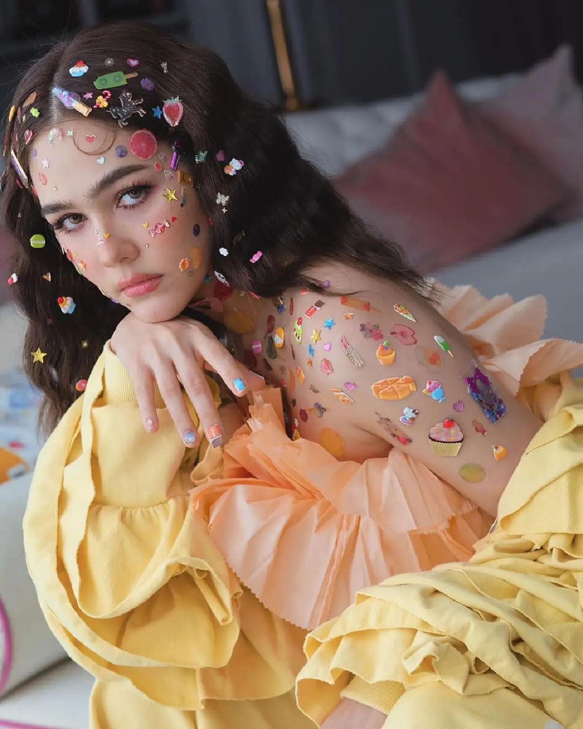 ใครเป็นคนทำ? ชมพู่ อารยา อวดลุคสวยแสนเก๋ นำเทรนด์ติดสติกเกอร์เต็มหน้า