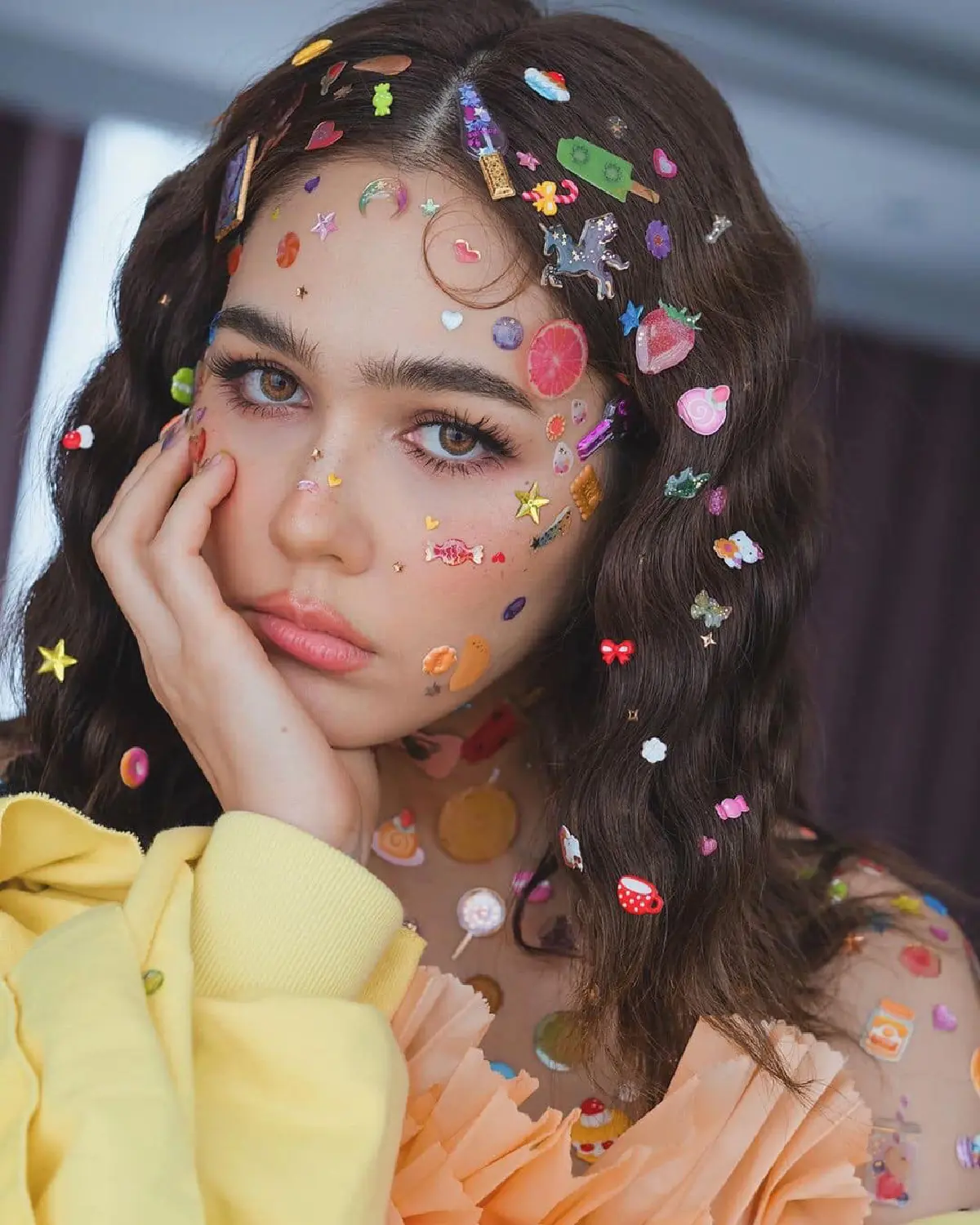 ใครเป็นคนทำ? ชมพู่ อารยา อวดลุคสวยแสนเก๋ นำเทรนด์ติดสติกเกอร์เต็มหน้า