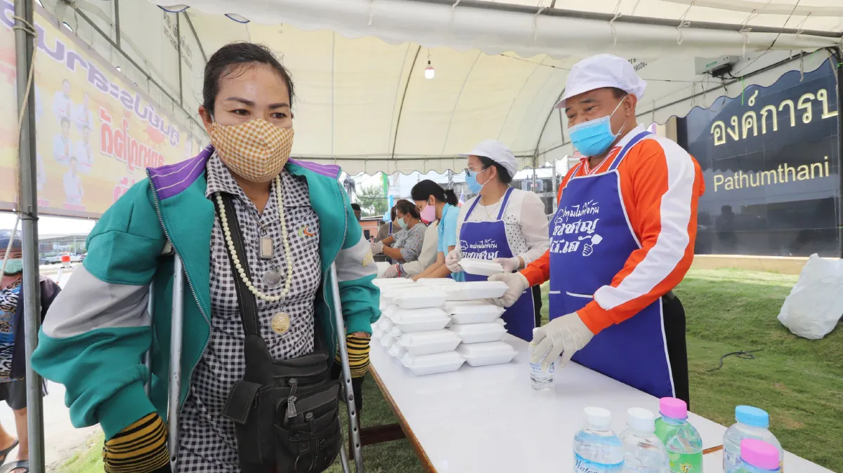 อบจ.ปทุมฯตั้งโรงครัวทำอาหารอร่อยแจกบรรเทาวิกฤตโควิด-19