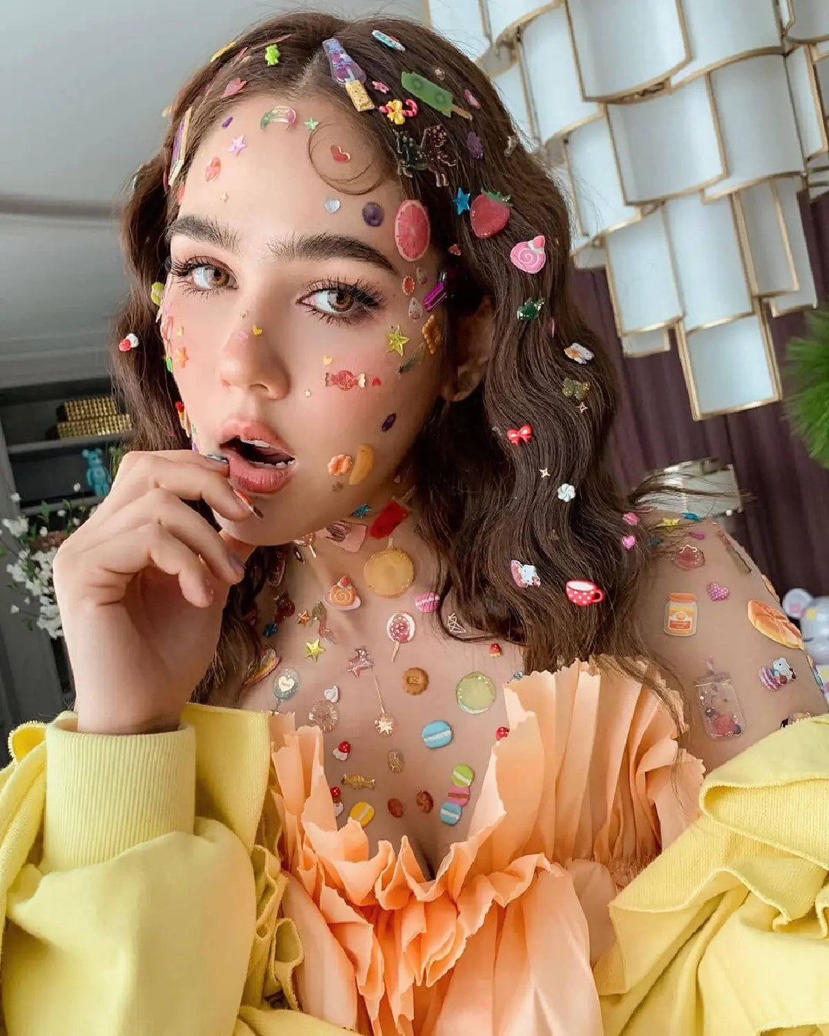 ใครเป็นคนทำ? ชมพู่ อารยา อวดลุคสวยแสนเก๋ นำเทรนด์ติดสติกเกอร์เต็มหน้า