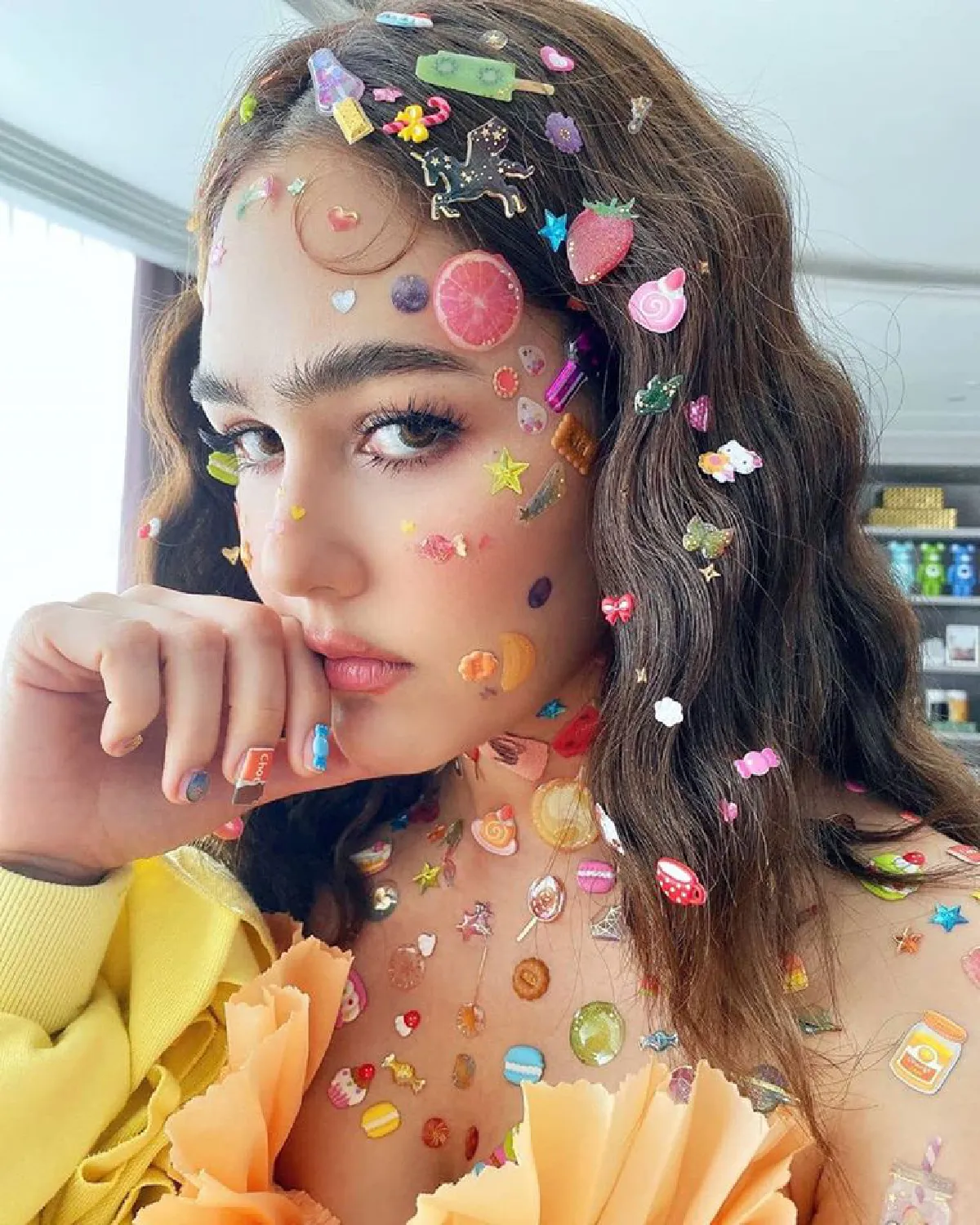 ใครเป็นคนทำ? ชมพู่ อารยา อวดลุคสวยแสนเก๋ นำเทรนด์ติดสติกเกอร์เต็มหน้า