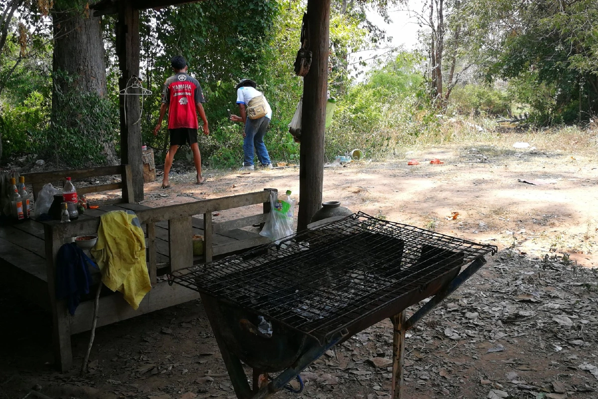 2หนุ่มสุดเหี้ยมฆ่าสุนัขต่อหน้าเจ้าของชำแหละเนื้อย่างกิน