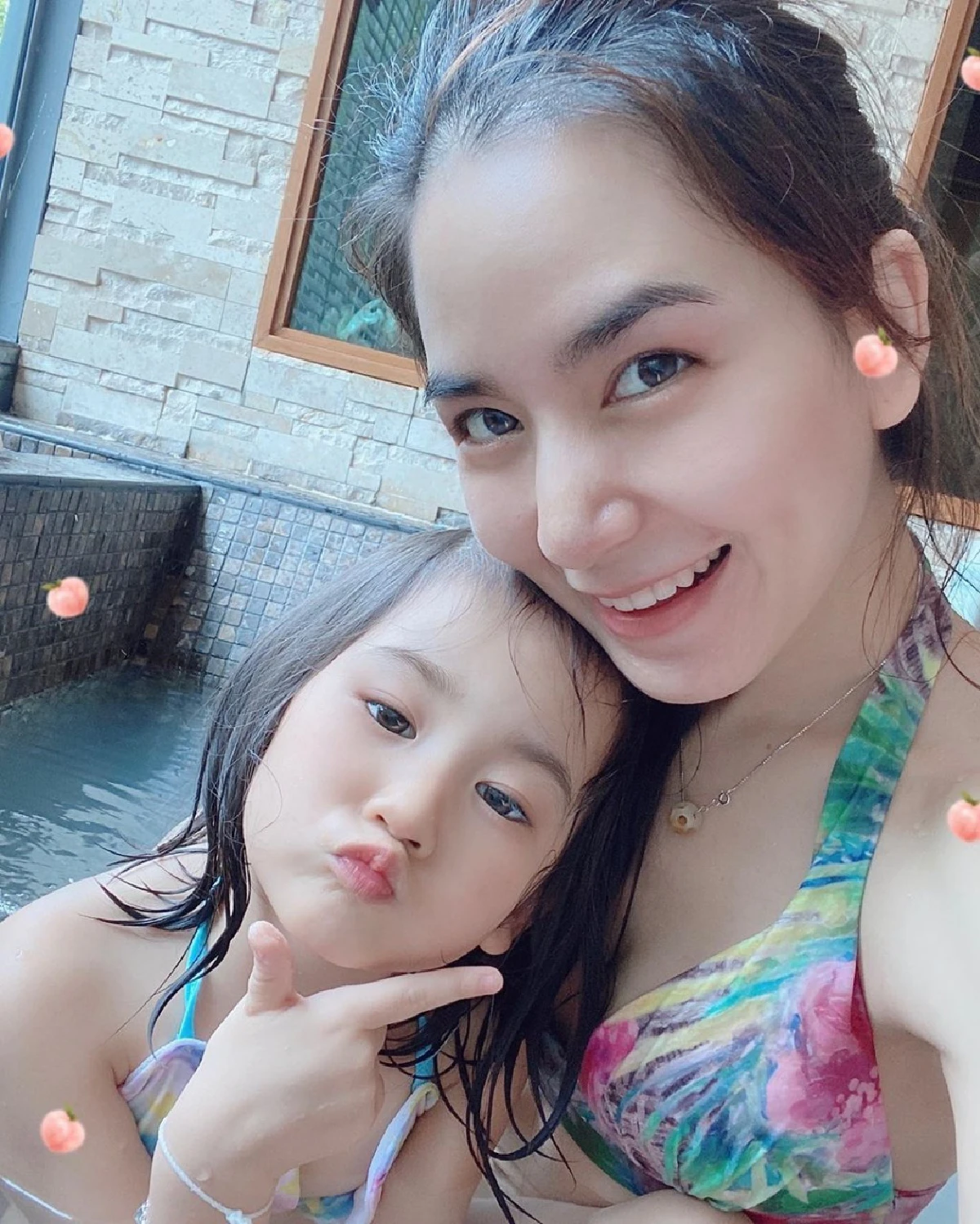 พลอย ชิดจันทร์ ปล่อยภาพเซ็ตชุดว่ายน้ำ คุณแม่ลูกสี่ที่เซ็กซี่หุ่นเป๊ะเวอร์