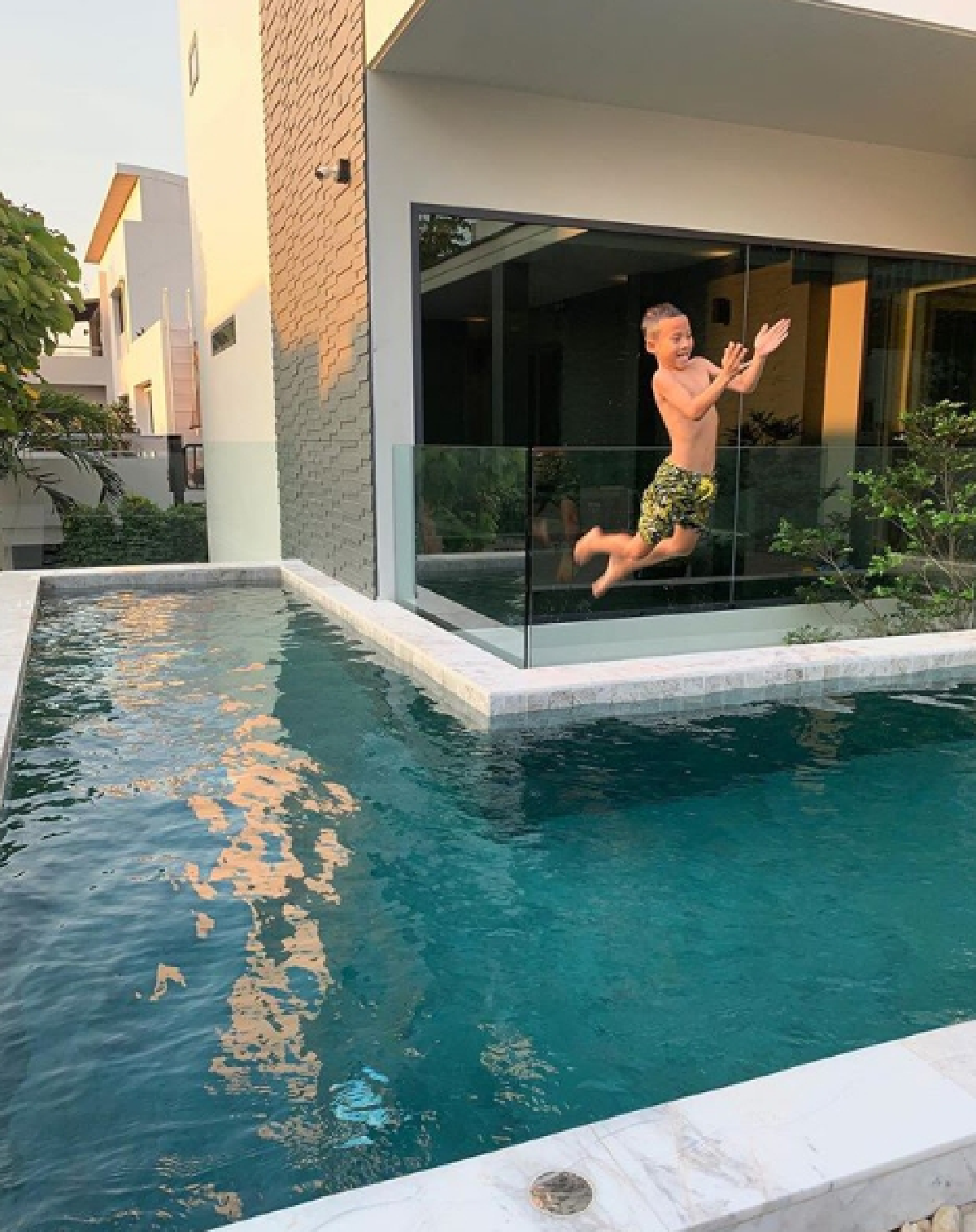 อลังการน่าอยู่! นานา-เวย์ พาลูกแฝดย้ายเข้าบ้านใหม่แล้ว (คลิป)