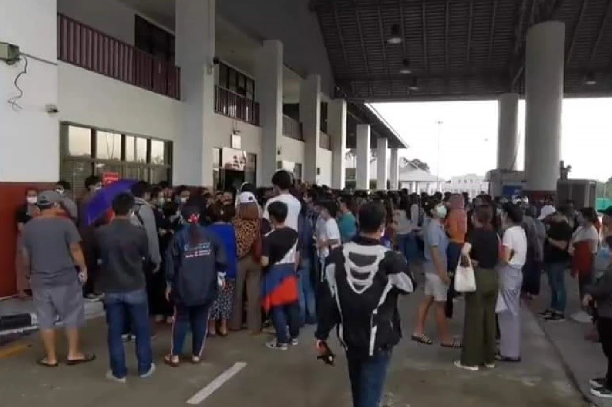 โควิด-19:ตำรวจภูเก็ตเสริมกำลังด่านท่าฉัตรไชยรับคนเดินทางกลับภูมิลำเนา3พ.ค.63