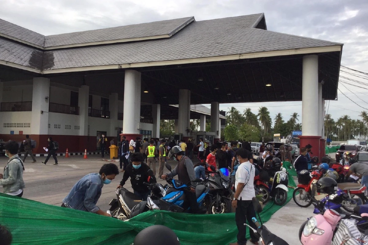 โควิด-19:ตำรวจภูเก็ตเสริมกำลังด่านท่าฉัตรไชยรับคนเดินทางกลับภูมิลำเนา3พ.ค.63