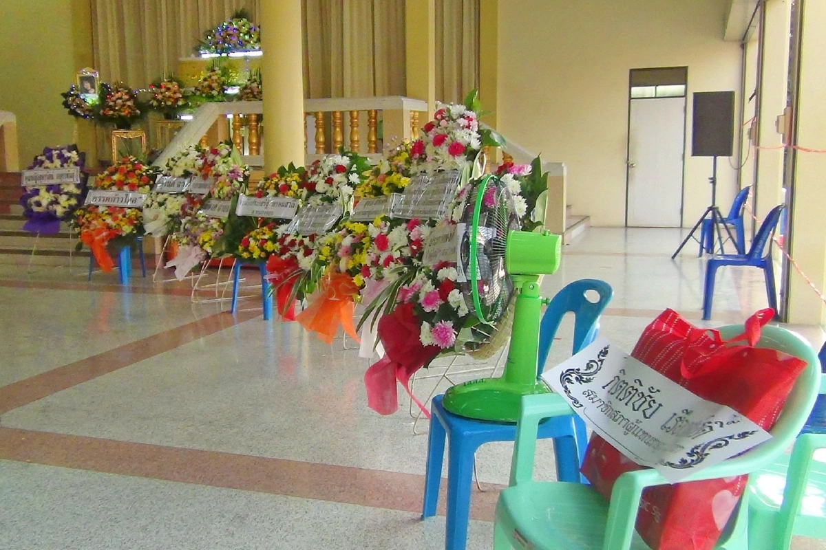 หรีดการเมืองพรึบ! ล้นหน้าศพปลายฝน บิ๊กตู่ส่งแรมโบ้อีสานร่วมเป็นเจ้าภาพ