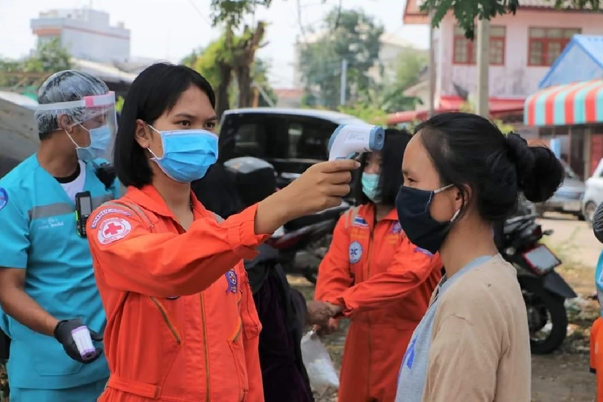 โควิด-19: กู้ภัยแจกสิ่งของให้ประชาชนวางรองเท้าจองคิวต่อแถวเว้นระยะห่าง