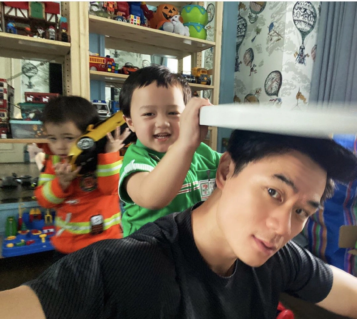 โมเมนต์คุณพ่อ น็อต วิศรุต เล่นกับ สายฟ้า-พายุ แคปชั่นน่ารักอ่านแล้วยิ้มตาม