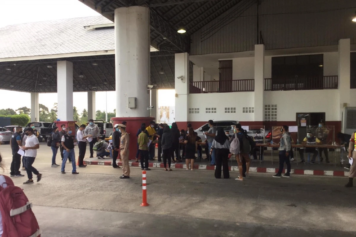 โควิด-19:ตำรวจภูเก็ตเสริมกำลังด่านท่าฉัตรไชยรับคนเดินทางกลับภูมิลำเนา3พ.ค.63