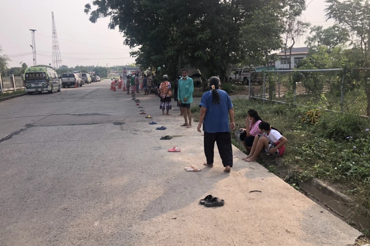 โควิด-19: กู้ภัยแจกสิ่งของให้ประชาชนวางรองเท้าจองคิวต่อแถวเว้นระยะห่าง