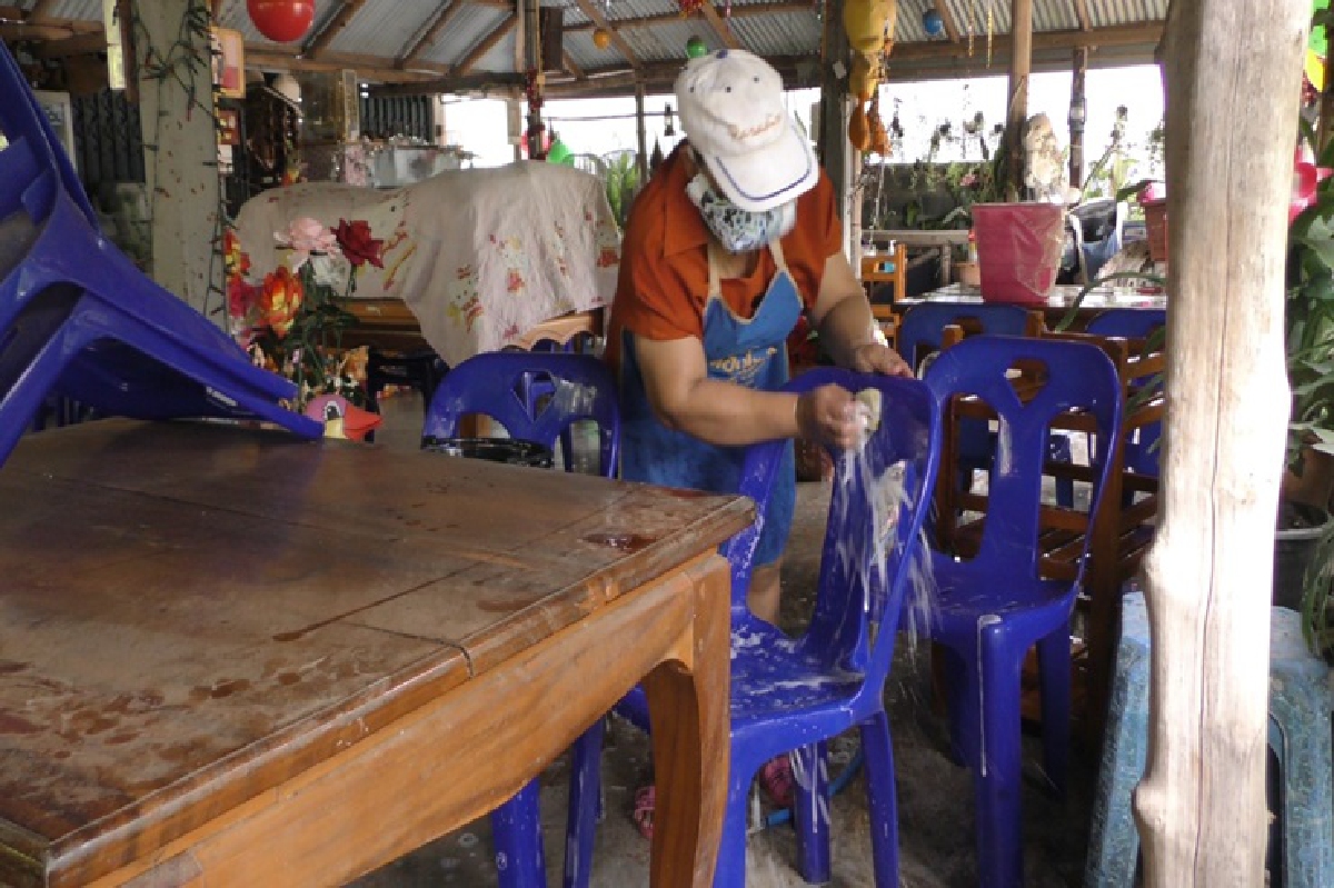 ร้านอาหารเร่งทำความสะอาดเตรียมเปิดขายตามมาตรการคลายล็อก ร้านอาหารเร่งทำความสะอาดเตรียมเปิดขายตามมาตรการคลายล็อก