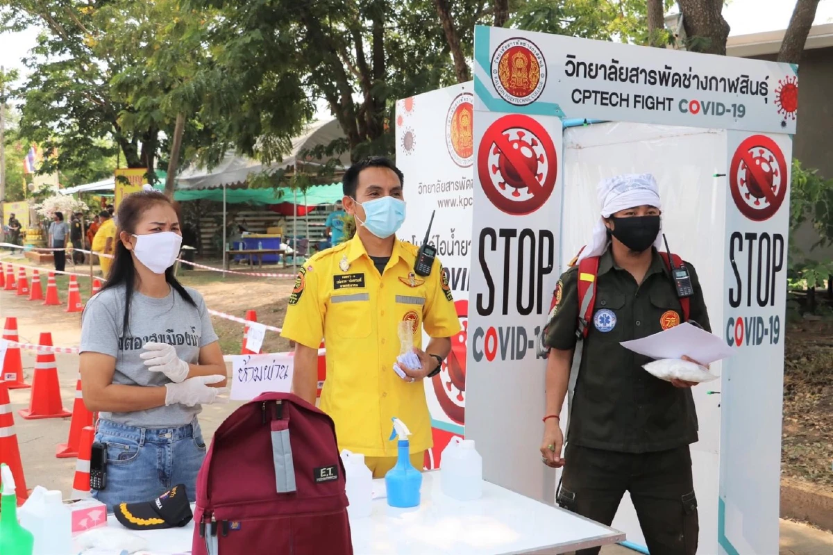 โควิด-19: กู้ภัยแจกสิ่งของให้ประชาชนวางรองเท้าจองคิวต่อแถวเว้นระยะห่าง