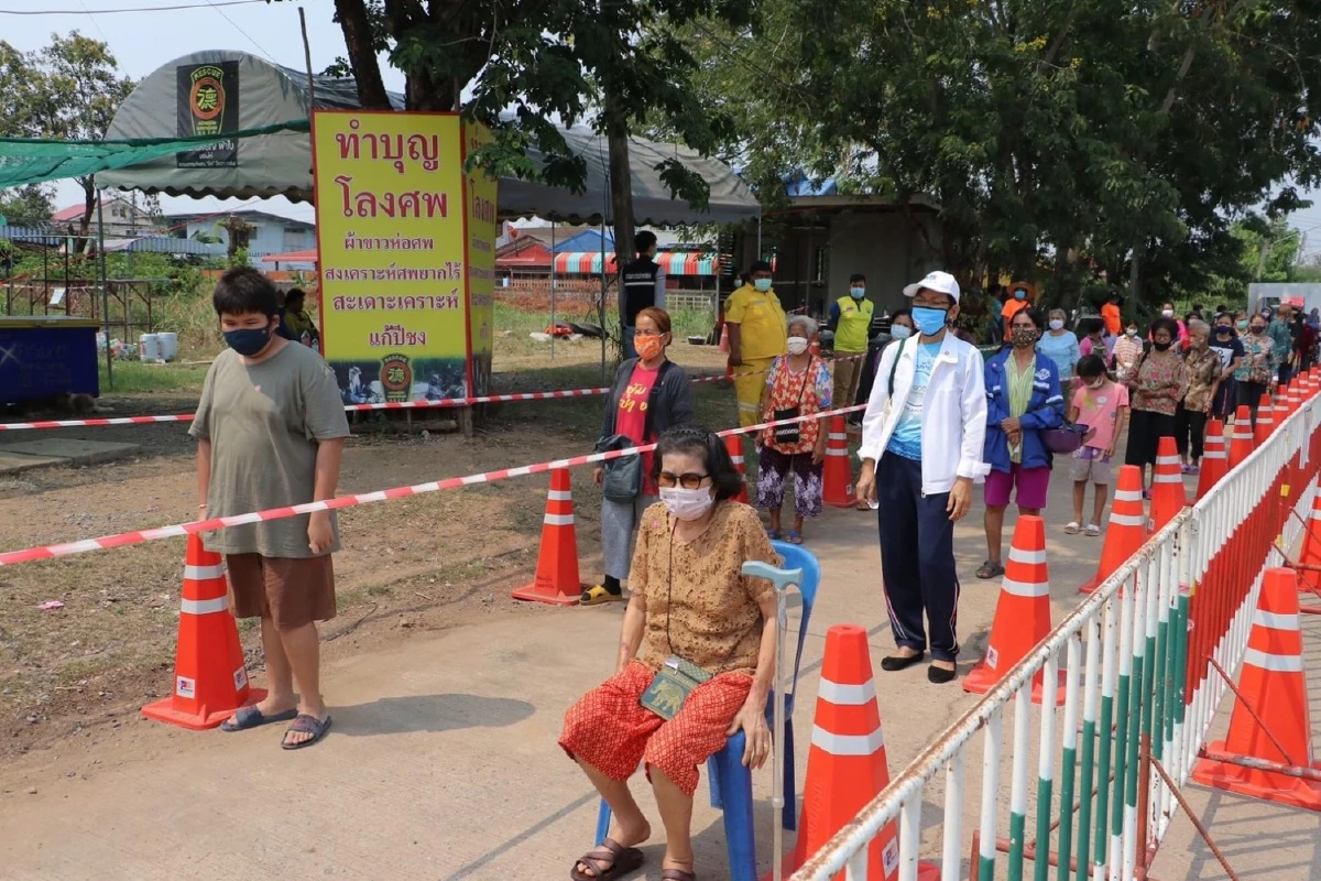 โควิด-19: กู้ภัยแจกสิ่งของให้ประชาชนวางรองเท้าจองคิวต่อแถวเว้นระยะห่าง